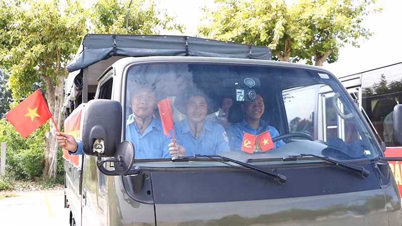 Cán bộ, chiến sĩ Đội K91 lên đường thực hiện nhiệm vụ. (Ảnh: HỮU NGHĨA)