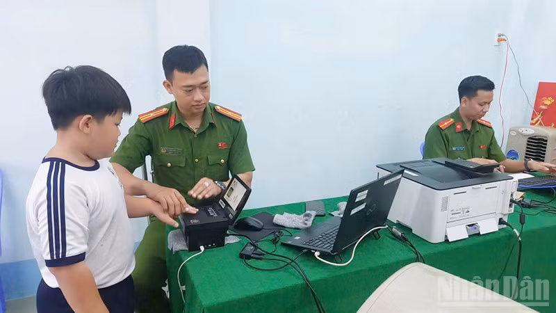 Công an phường Cao Lãnh, tỉnh Đồng Tháp phối hợp các tổ chức chính trị-xã hội thu nhận hồ sơ tại các điểm trường tiểu học trên địa bàn.