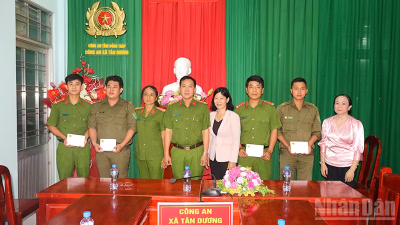 Thăm hỏi, khen thưởng các đồng chí không ngại nguy hiểm khi khống chế đối tượng.