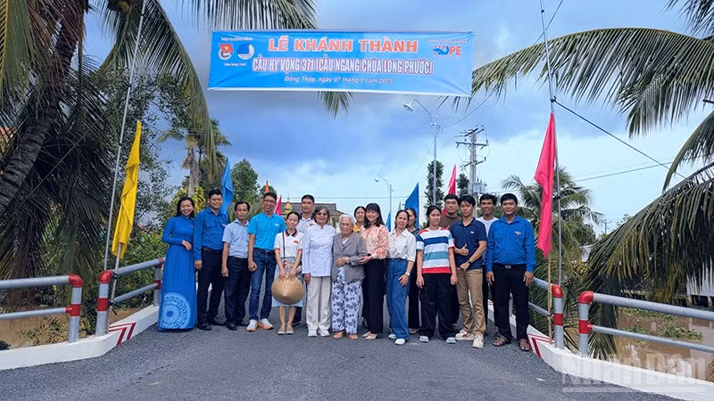 Lãnh đạo địa phương, đoàn thể và bà con nhân dân vui mừng trong ngày khánh thành cầu Hy Vọng 371.