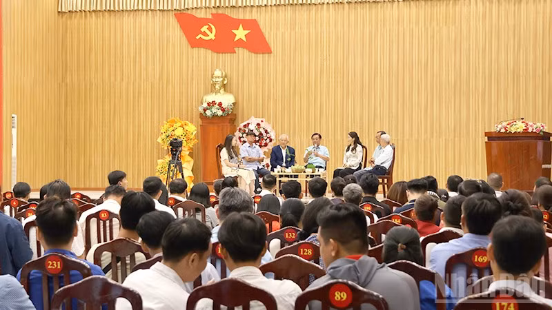 Quang cảnh tọa đàm, chia sẻ về chủ đề “Nối dòng Cửu Long - Kết chuỗi ưu thế thuận thiên”.