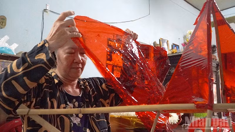 Bà Nguyễn Thị Ngọc Ngân làm đèn Trung thu chuẩn bị giao cho khách trong ngày. (Ảnh: HỮU NGHĨA)