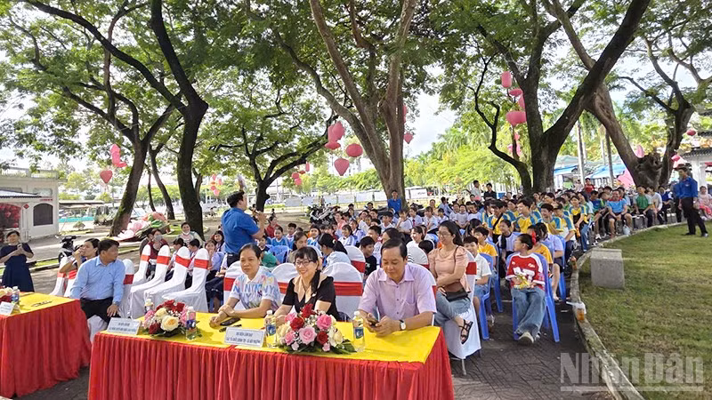 Đại biểu cùng phụ huynh, học sinh tham dự chương trình "Sinh nhật cùng sách". (Ảnh: HỮU NGHĨA)
