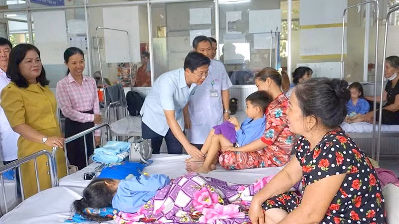 Phó Chủ tịch Ủy ban nhân dân tỉnh Đồng Tháp Huỳnh Minh Tuấn thăm, động viên học sinh đang điều trị tại Bệnh viện đa khoa Sa Đéc. (Ảnh: VĂN ĐẤU)
