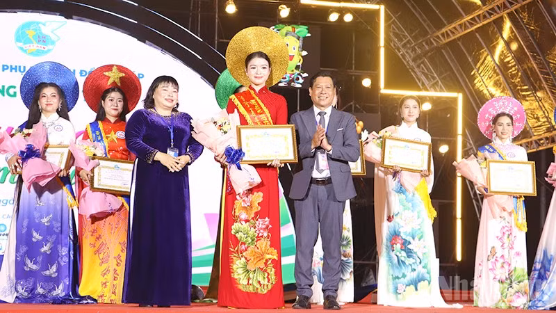 Trao giải tại hội thi.