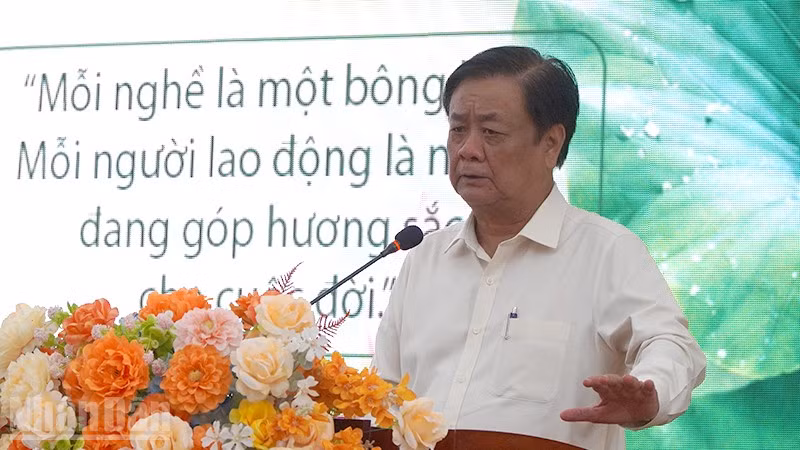 Tác giả Lê Minh Hoan tại buổi ra mắt sách "Mỗi nghề một bông hoa".