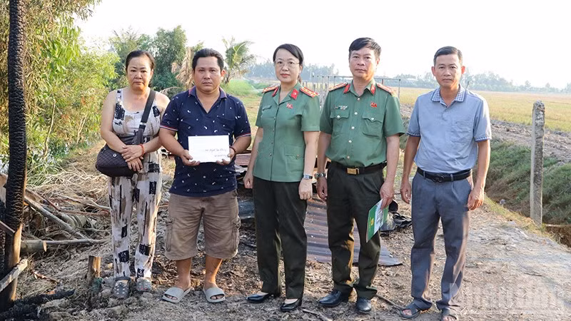 Đại tá Võ Thị Hoài Ngọc, Phó Giám đốc Công an tỉnh Đồng Tháp cùng đoàn đến thăm hỏi và trao tiền của Công an tỉnh hỗ trợ anh Huỳnh Văn Chưởng.