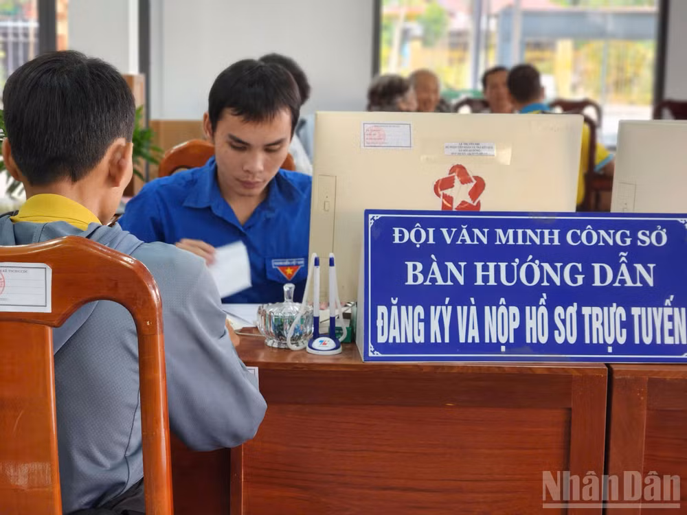 Người dân làm thủ tục hành chính tại xã Mỹ An Hưng.