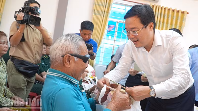 Ủy viên Trung ương Đảng, Phó Bí thư Thường trực Thành ủy Thành phố Hồ Chí Minh Lê Quốc Phong trao quà tặng người dân xã Tân Hồng.