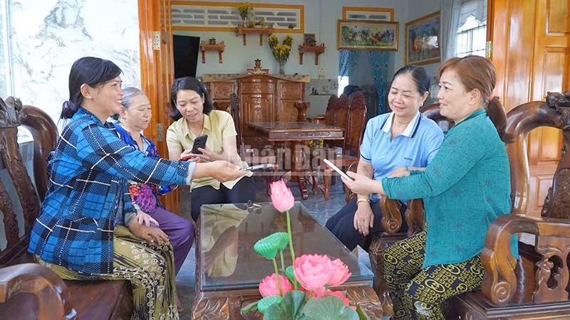 Tổ Phụ nữ chuyển đổi số ở xã Phương Thịnh, tỉnh Đồng Tháp hướng dẫn hội viên phụ nữ khai thác các tiện ích trên ứng dụng VNeID. (Ảnh: HỮU NGHĨA)