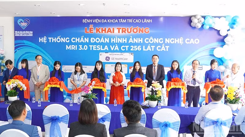 Nghi thức cắt băng khai trương máy cộng hưởng từ MRI 3.0 Tesla và máy chụp cắt lớp vi tính 256 dãy.