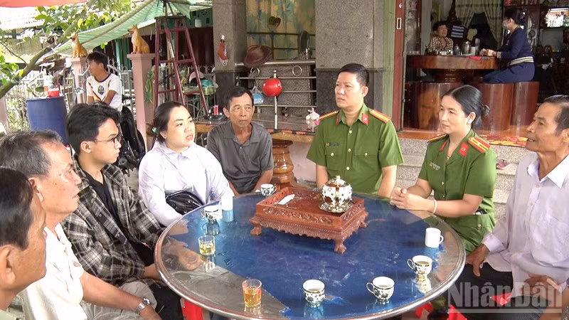 Công an phường Hồng Ngự luôn gặp gỡ, vận động nhân dân tham gia phong trào toàn dân bảo vệ an ninh Tổ quốc.