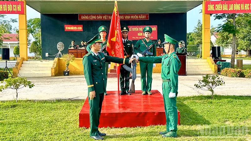 Nghi thức trao vũ khí cho chiến sĩ mới.