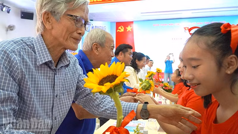 Thiếu nhi tặng hoa tri ân các thế hệ cán bộ đoàn.