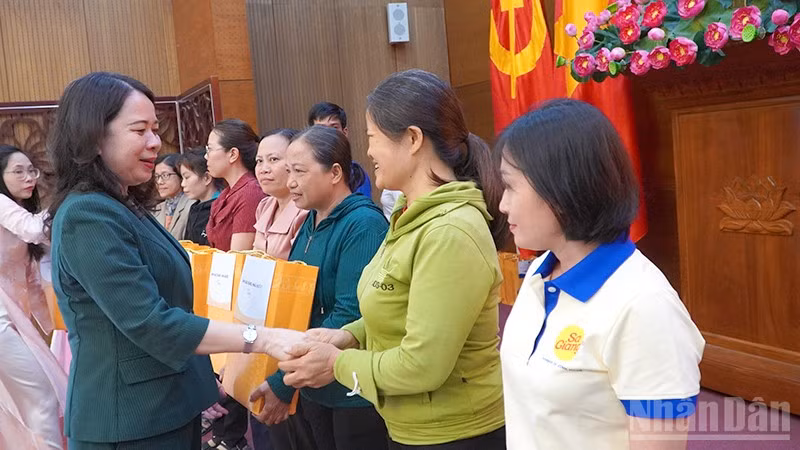 Phó Chủ tịch nước Võ Thị Ánh Xuân trao quà tặng công nhân hoàn cảnh khó khăn tỉnh Đồng Tháp.