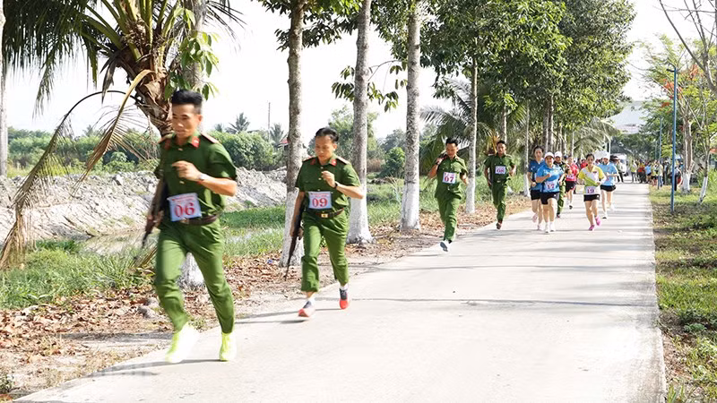 Các vận động viên tham gia tranh tài 2 môn chạy vũ trang và chiến sĩ Công an khỏe.