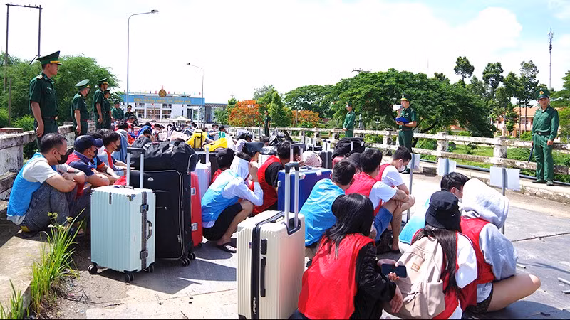 Cán bộ Đồn Biên phòng Cửa khẩu quốc tế Dinh Bà tuyên truyền cho các công dân. (Ảnh: Biên phòng Đồng Tháp).