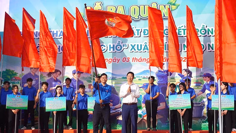 Phó Chủ tịch Ủy ban nhân dân tỉnh Đồng Tháp Huỳnh Minh Tuấn trao cờ lệnh phát động Tháng Thanh niên năm 2026 cho Bí thư Tỉnh đoàn Đồng Tháp Lê Hoàng Quyết.