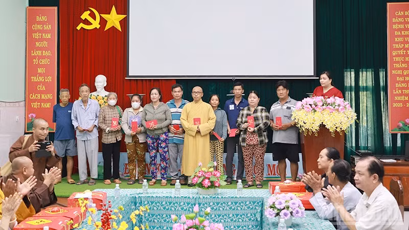 Trao quà Tết tặng bệnh nhân điều trị bệnh tại Bệnh viện đa khoa khu vực Tháp Mười.