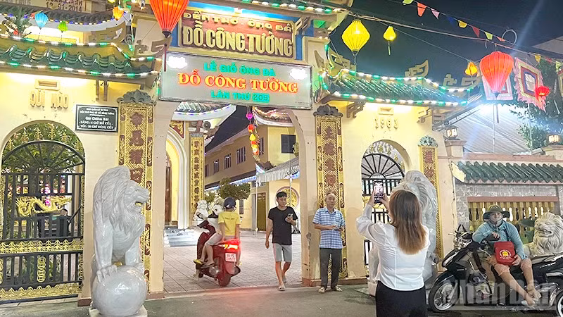 Ban đêm, dù không phải ngày lễ nhưng vẫn có nhiều người dân tìm đến viếng Đền thờ Ông, bà Đỗ Công Tường.