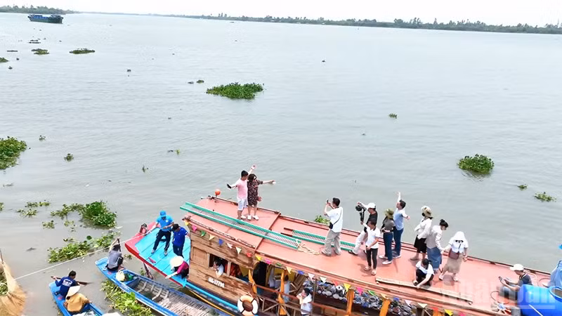 Các bệnh nhân điều trị tại Nha khoa Phương Thành tham quan du lịch từ mô hình du lịch nha khoa.