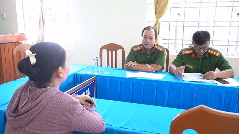 Người nữ tại cơ quan Công an.