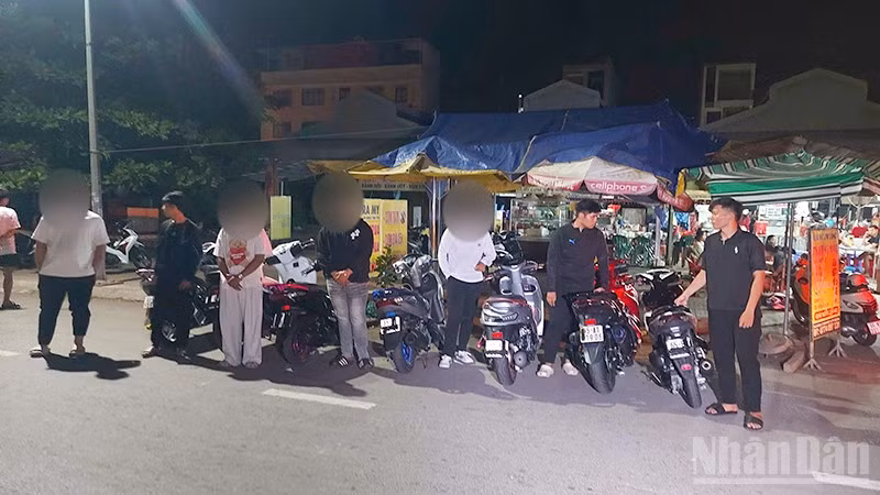 Nhóm thanh thiếu niên che biển số xe.