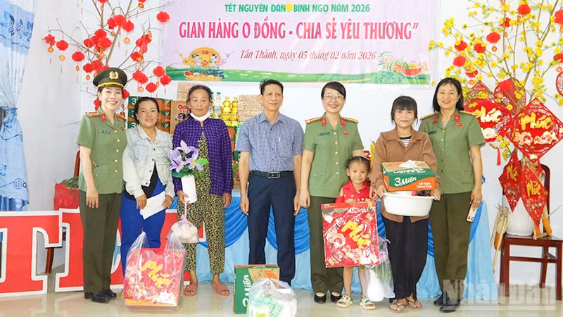 Đại tá Võ Thị Hoài Ngọc, Phó Giám đốc Công an tỉnh; ông Phạm Tấn Xiếu, Bí thư Đảng ủy, Chủ tịch Hội đồng nhân dân xã Tân Thành trao quà tặng bà con có hoàn cảnh khó khăn tham dự chương trình.