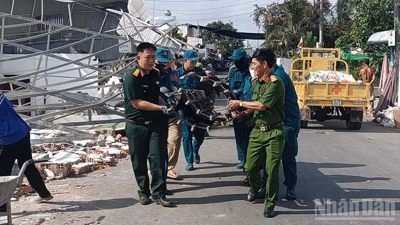 Hỗ trợ người dân khắc phục hậu quả do dông lốc.