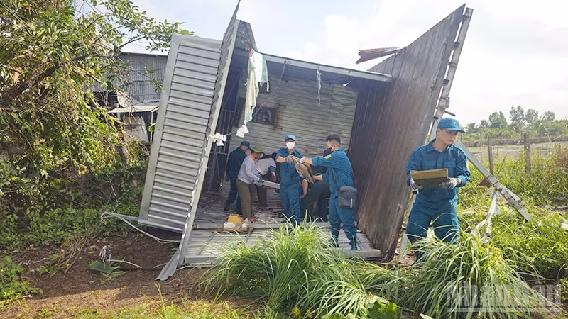 Hỗ trợ hộ gia đình khắc phục hậu quả thiên tai tại xã Long Phú Thuận.