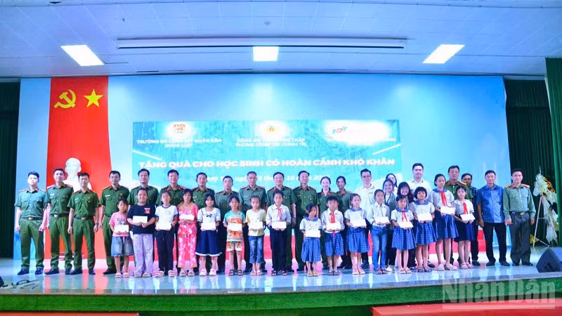 Trao 50 phần quà tặng học sinh có hoàn cảnh khó khăn trên địa bàn phường Mỹ Trà.