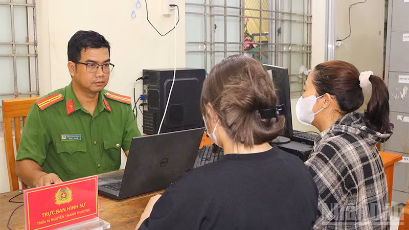 Chị L.T.A.N. và con gái tại cơ quan công an.