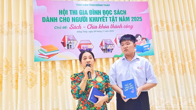 Một gia đình tham gia phần thi.