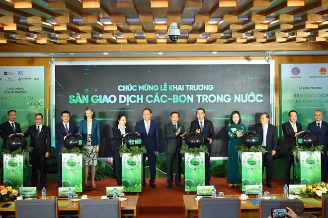 Đúng giờ mở cửa thị trường, nguyên Phó Thủ tướng Trần Hồng Hà cùng các đại biểu đã thực hiện nghi thức khai trương Sàn Giao dịch carbon trong nước, bắt đầu phiên giao dịch đầu tiên của thị trường carbon.. (Ảnh: BTC)