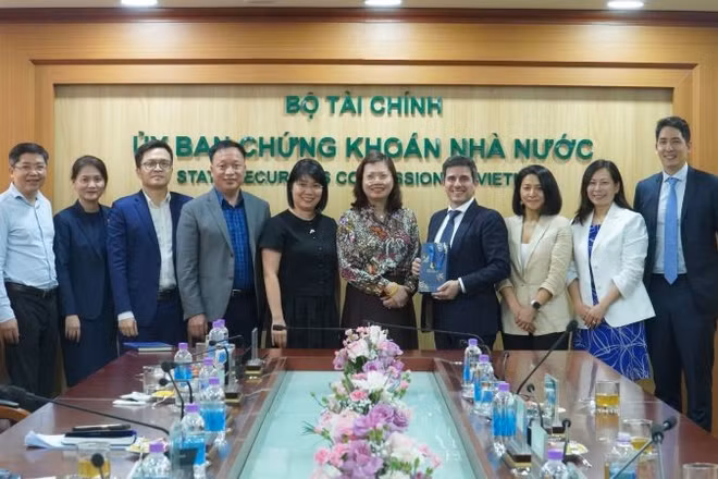 Đại diện của UBCKNN và FTSE Russell chụp ảnh lưu niệm (Ảnh: UBCKNN)