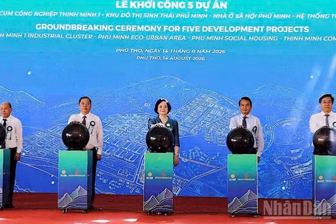 Đồng chí Phạm Thị Thanh Trà, Bí thư Trung ương Đảng, Phó Thủ tướng Chính phủ (giữa) cùng các đồng chí lãnh đạo Bộ, ngành Trung ương và tỉnh Phú Thọ bấm nút Lễ khởi công Tổ hợp 5 dự án trọng điểm về phát triển công nghiệp, đô thị và an sinh xã hội tại xã Thịnh Minh, tỉnh Phú Thọ.