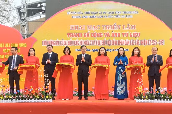 Các đại biểu cắt băng, khai mạc triển lãm.