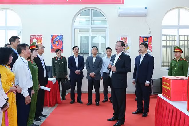 Phó Chủ tịch Quốc hội Trần Quang Phương kiểm tra điều kiện phục vụ bầu cử ở phố Bình Minh, phường Hạc Thành, tỉnh Thanh Hóa.