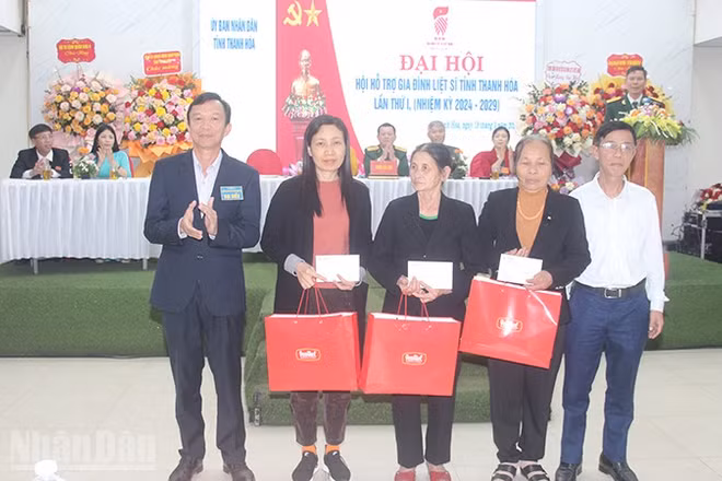 Hội hỗ trợ gia đình liệt sĩ tặng quà cho các gia đình người có công ở Thanh Hóa. ( Ảnh: Mai Luận)