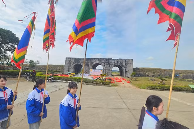 Khuôn viên cổng phía nam Thành nhà Hồ.