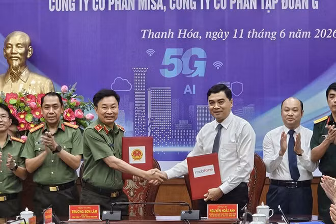 Lãnh đạo tỉnh Thanh Hóa và Tổng công ty Viễn thông MobiFone trao thỏa thuận hợp tác giai đoạn 2026-2030.