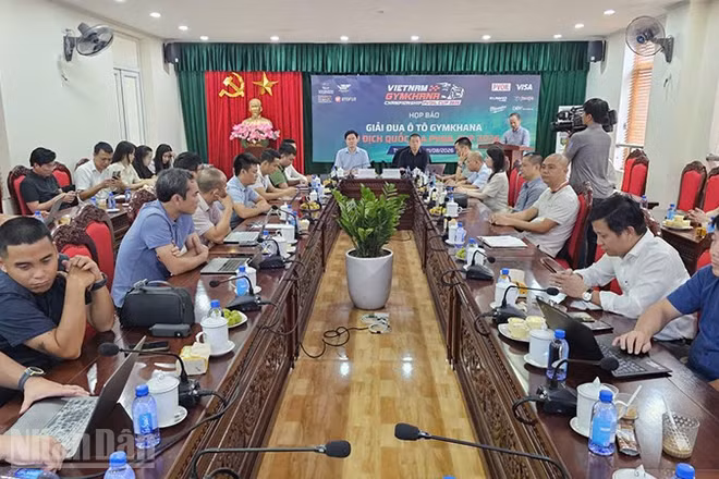 Quang cảnh buổi họp báo. ( Ảnh: Mai Luận)