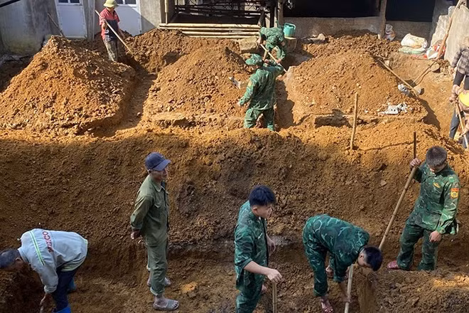 Lực lượng vũ trang trợ giúp hộ dân ở Thanh Hóa đào móng, xây dựng nhà ở.