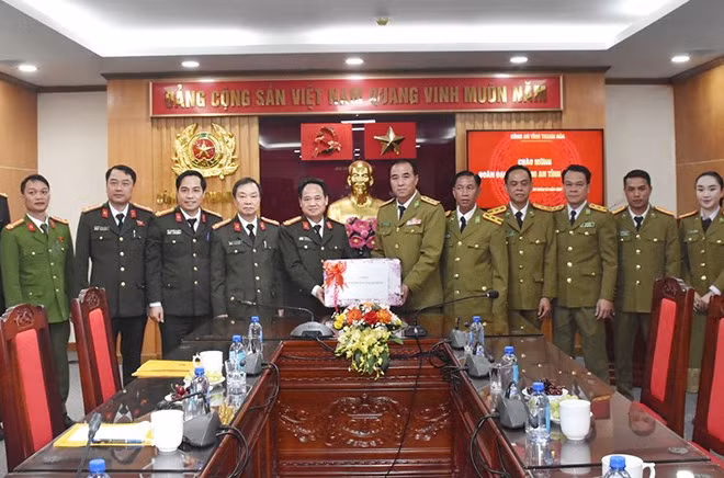 Công an tỉnh Hủa Phăn (Lào) trao tặng quà, chúc Tết Công an tỉnh Thanh Hóa.