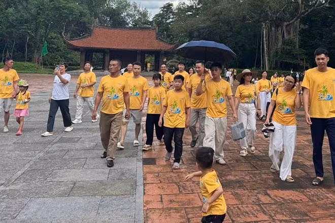 Du khách tham quan Di tích Lam Kinh. (Ảnh: Ban quản lý di tích)
