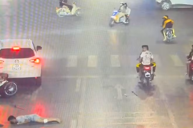Hiện trường vụ tai nạn cùng hành vi không đội mũ bảo hiểm, tháo biển số phương tiện của các thiếu niên.