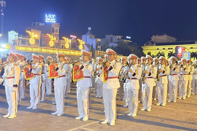 Đoàn nghi lễ Công an nhân dân công diễn quân nhạc.