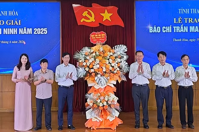 Lãnh đạo tỉnh Thanh Hóa tặng hoa chúc mừng Hội nhà báo, những người làm báo. 