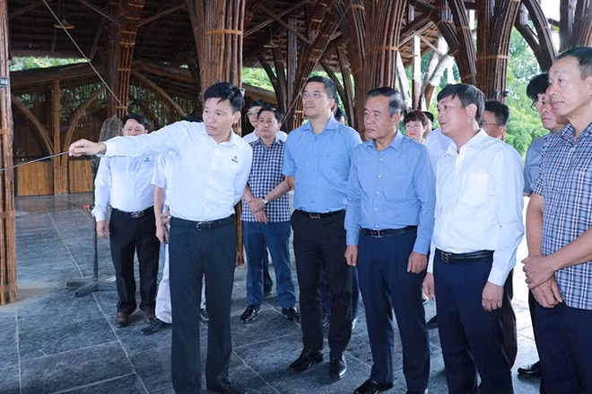 Các thành viên đoàn công tác nghe báo cáo về tình hình thực hiện Dự án Công viên sinh thái tre luồng Tam Thanh.