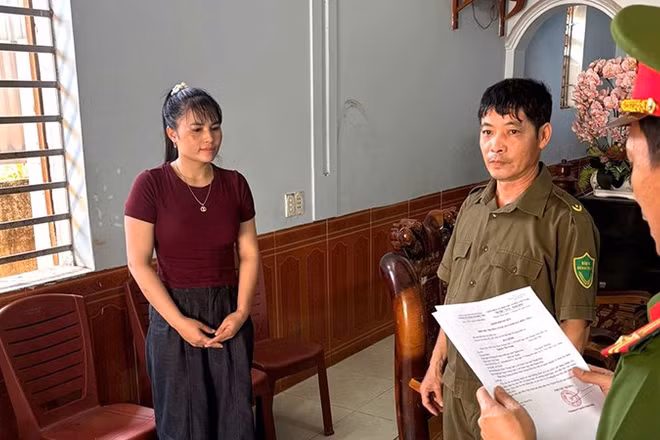 Công an thi hành quyết định khởi tố bị can.